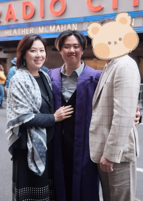 아들 알렉스 최의 뉴욕대(NYU) 졸업을 축하하는 김성경. ⓒ김성경 인스타그램