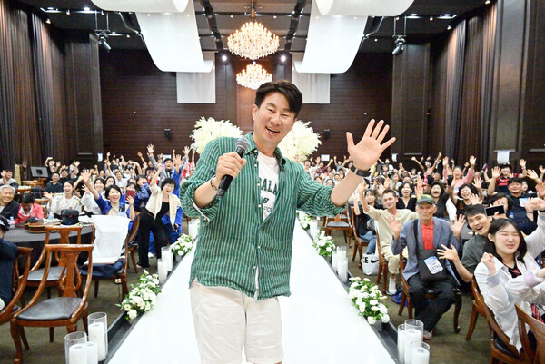 남희석은 ‘전국노래자랑’ 역대 진행자 중 처음으로 예심 현장에도 참여하는 등 노력으로 프로그램을 편안하게 이끌고 있다. 사진은 지난달 서울 송파구 가락시장 예심 현장 참가 모습. ⓒKBS&nbsp;