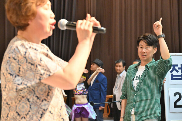 남희석은 지난 6월 서울 송파구 예심 현장에서 참가자들의 ‘일타강사’를 자처하며 그들이 제 실력을 발휘할 수 있도록 도왔다. ⓒKBS&nbsp;