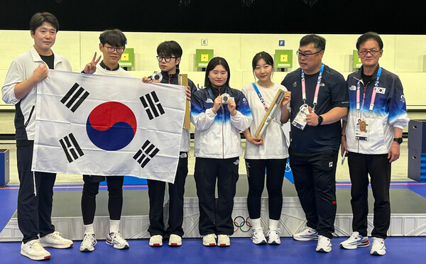 금지현·박하준이 27일(현지시간) 프랑스 샤토루 슈팅 센터에서 열린 2024 파리올림픽 사격 공기소총 10m 혼성 단체 시상식 후 은메달을 목에 걸고 기념촬영을 하고 있다. ⓒ뉴스1&nbsp;