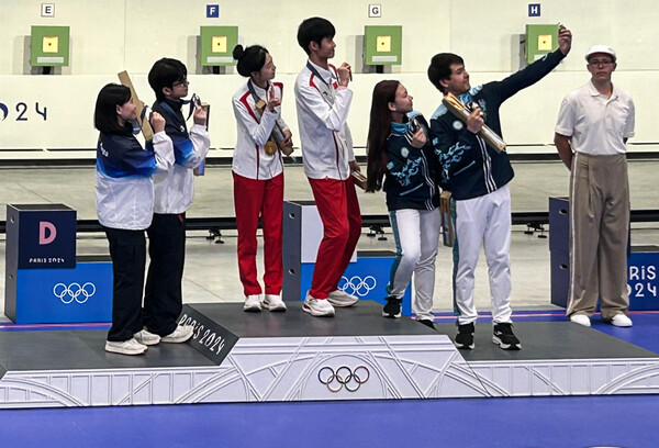 금지현·박하준이 27일(현지시간) 프랑스 샤토루 슈팅 센터에서 열린 2024 파리올림픽 사격 공기소총 10m 혼성 단체 시상식에서 은메달을 목에 걸고 메달리스트들과 기념촬영을 하고 있다.&nbsp;ⓒ뉴스1&nbsp;