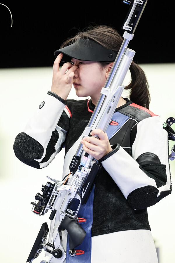 대한민국 사격 대표팀 반효진이 29일(한국시간) 프랑스 샤토루 슈팅 센터에서 열린 2024 파리올림픽 사격 공기소총 10m 여자 결선에서 금메달을 확정지은 후 눈물을 흘리고 있다. 2024.7.29ⓒ뉴스1