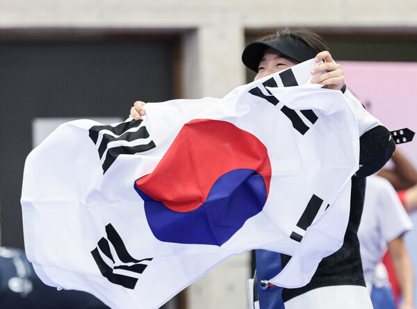 대한민국 사격 대표팀 반효진이 29일(한국시간) 프랑스 샤토루 슈팅 센터에서 열린 2024 파리올림픽 사격 공기소총 10m 여자 결선에서 금메달을 확정지은 후 태극기를 들고 있다. 2024.7.29ⓒ뉴스1