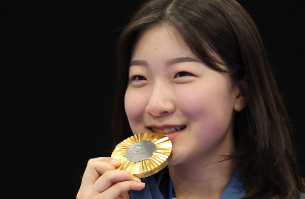 대한민국 사격 대표팀 반효진이 29일(한국시간) 프랑스 샤토루 슈팅 센터에서 열린 2024 파리올림픽 사격 공기소총 10m 여자 시상식에서 금메달을 깨물어보이고 있다. 2024.7.29ⓒ뉴스1