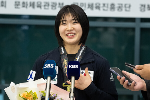 허미미가 26일 아랍에미리트(UAE) 아부다비에서 열린 2024 국제유도연맹(IJF) 세계선수권대회를 마친 후 인천국제공항 제1여객터미널을 통해 귀국해 취재진과 인터뷰하고 있다. 여자 57㎏급에 나선 허미미(경북체육회)는 한국 여자 선수로서 29년 만에 세계선수권대회 금메달을 목에 걸었다. 2024.5.26ⓒ뉴스1