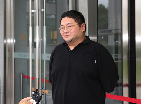 먹방 유튜버 쯔양을 협박해 돈을 갈취한 혐의를 받고 있는 유튜버 구제역이 26일 오전 경기 수원시 영통구 수원지방검찰청으로 구속 전 피의자심문(영장실질심사)을 받기 위해 출석하고 있다.&nbsp;ⓒ뉴스1&nbsp;