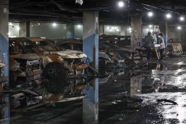 8일 인천 서구 청라동의 한 아파트 단지 지하주차장에 주차된 차량들이 지난 1일 발생한 전기차 화재 사고로 인해 불에 타 검게 그을려 있다. 2024.8.8ⓒ뉴스1