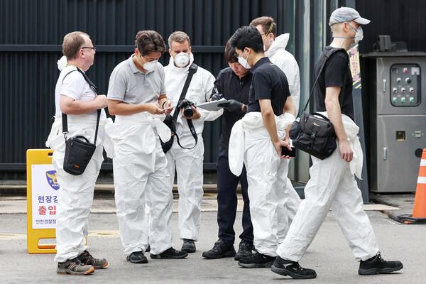 벤츠 측 관계자들이 8일 오전 인천 서구의 한 정비소에서 실시된 청라 아파트 지하주차장 전기차 화재 관련 2차 합동감식을 찾아 참관 준비를 하고 있다. 2024.8.8/뉴스1
