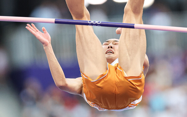 대한민국 대표팀 우상혁이 11일(한국시간) 프랑스 파리 스타드 드 프랑스에서 열린 2024 파리 올림픽 남자 육상 높이뛰기 결선에서 2.31m 3차시기에 실패하고 있다. 2024.8.11. ⓒ뉴스1