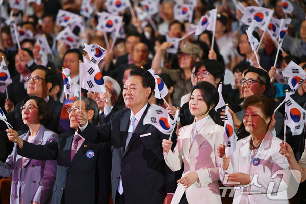 윤석열 대통령과 김건희 여사가 15일 서울 종로구 세종문화회관에서 열린 제79주년 광복절 경축식에서 태극기를 흔들고 있다. (대통령실 제공) 2024.8.15. ⓒ뉴스1