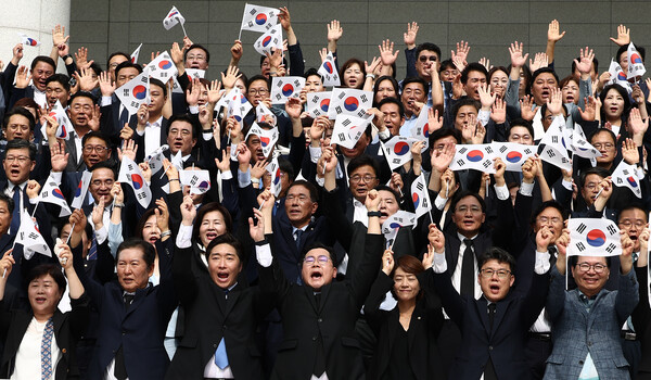 제79주년 광복절인 15일 서울 용산구 백범김구기념관 앞에서 박찬대 더불어민주당 대표 직무대행 겸 원내대표를 비롯한 지도부가 친일반민족 윤석열 정권 규탄 성명 발표를 마치고 대한독립만세를 외치고 있다. 2024.8.15. ⓒ뉴스1