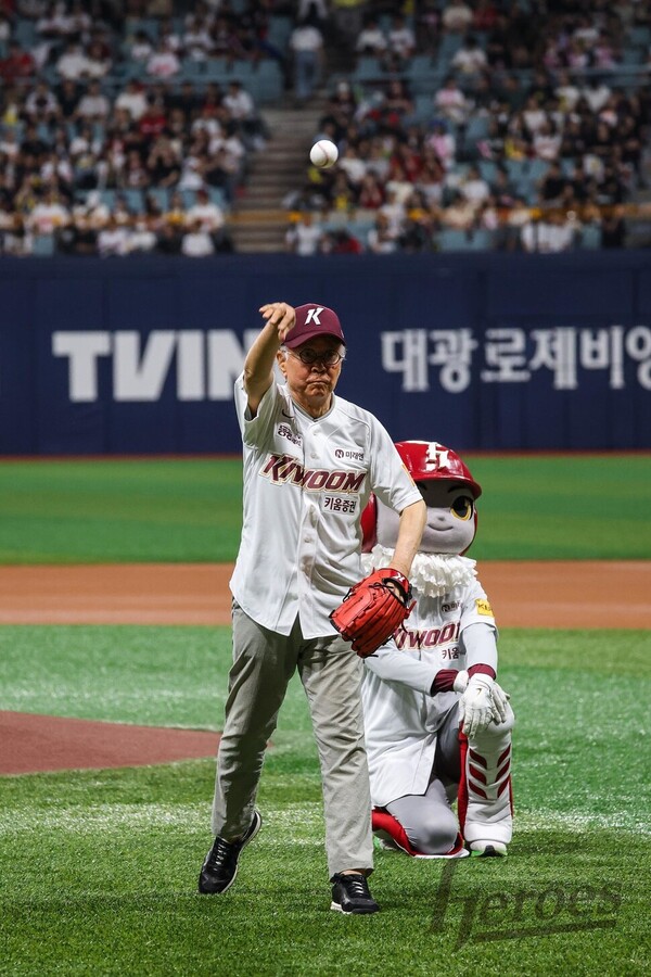 독립운동가 신규식 선생의 외손자인 민영백 씨가 15일 고척 스카이돔에서 열린 2024 KBO리그 기아 타이거즈와 키움 히어로즈의 경기에서 시구를 하고 있다. 키움 히어로즈 제공