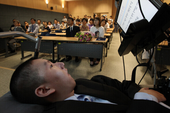 척추성 근위축증을 앓는 신형진씨가 2011년 6월 연세대 소프트웨어응용연구소로 처음 출근해 안구 마우스로 감사 인사를 전하는 모습. ⓒ이정아 기자 leej@hani.co.kr/한겨레