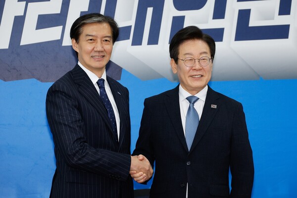 이재명 더불어민주당 대표와 조국혁신당 대표가 21일 오후 서울 여의도 국회에서 만나 인사하고 있다.&nbsp;ⓒ뉴스1&nbsp;