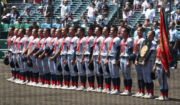 일본 내 한국계 민족학교인 교토국제고교 학생들이 23일 일본 효고현 니시노미야 한신 고시엔구장에서 열린 전국고교야구선수권대회(여름 고시엔) 교토국제고교와 간토다이이치고교 결승전에서 우승기와 상패를 들고 그라운드를 바라보고 있다. 이날 경기는 교토국제고교 연장 10회 승부치기 끝에 간토다이이치고교 2-1로 꺾고 우승했다. 2024.8.23ⓒ뉴스1
