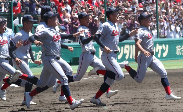 일본 내 한국계 민족학교인 교토국제고교 학생들이 23일 일본 효고현 니시노미야 한신 고시엔구장에서 열린 전국고교야구선수권대회(여름 고시엔) 교토국제고교와 간토다이이치고교 결승전에서 연장 10회 승부치기 끝에 2-1로 승리를 거두고 환호하고 있다. 2024.8.23ⓒ뉴스1
