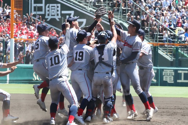 일본 내 한국계 민족학교인 교토국제고교 학생들이 23일 일본 효고현 니시노미야 한신 고시엔구장에서 열린 전국고교야구선수권대회(여름 고시엔) 교토국제고교와 간토다이이치고교 결승전에서 연장 10회 승부치기 끝에 2-1로 승리를 거두고 환호하고 있다. 2024.8.23ⓒ뉴스1