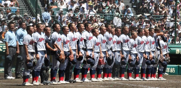 일본 내 한국계 민족학교인 교토국제고교 학생들이 23일 일본 효고현 니시노미야 한신 고시엔구장에서 열린 전국고교야구선수권대회(여름 고시엔) 교토국제고교와 간토다이이치고교 결승전에서 연장 10회 승부치기 끝에 2-1로 승리를 거두고 한국어 교가를 부르고 있다. 2024.8.23ⓒ뉴스1