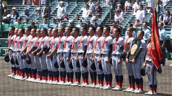 일본 내 한국계 민족학교인 교토국제고교 학생들이 23일 일본 효고현 니시노미야 한신 고시엔구장에서 열린 전국고교야구선수권대회(여름 고시엔) 교토국제고교와 간토다이이치고교 결승전에서 우승기와 상패를 들고 그라운드를 바라보고 있다. 이날 경기는 교토국제고교 연장 10회 승부치기 끝에 간토다이이치고교 2-1로 꺾고 우승했다. 2024.8.23ⓒ뉴스1