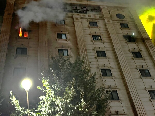 22일 오후 경기 부천시 원미구 중동의 한 숙박업소에서 화재가 발생해 심정지 상태를 보인 투숙객 2명을 포함해 총 5명이 병원으로 이송됐다. 소방 당국은 화재 발생 19분 뒤인 오후 7시 57분쯤 대응2단계 경보령을 발령하고, 건물 주변으로 에어매트를 까는 등 구조작업을 펼치고 있다. (경기도소방재난본부 제공) 2024.8.22. ⓒ뉴스1