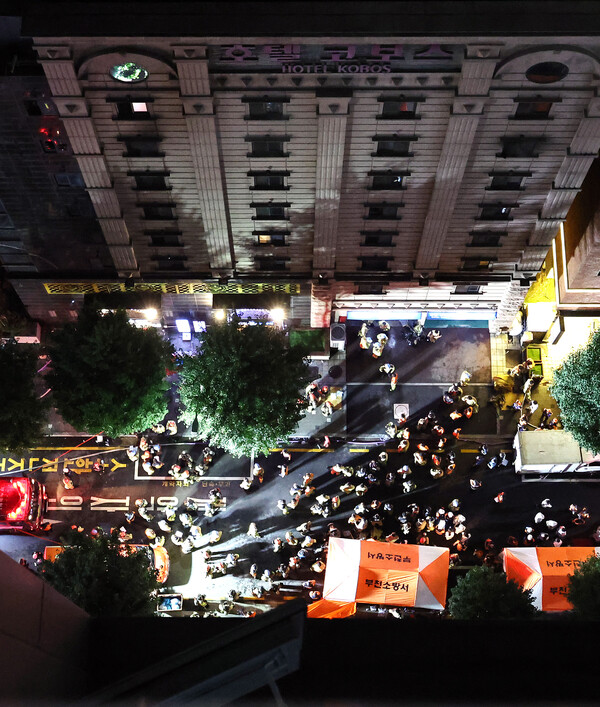 22일 오후 7시39분 경기도 부천시 원미구의 한 숙박업소에서 대형 화재가 발생해 출동한 소방대원들이 실종자 수색작업을 벌이고 있다. 이번 화재로 오후 11시 40분 기준 7명이 사망하고 12명이 중경상을 입었다. 2024.8.22. ⓒ뉴스1