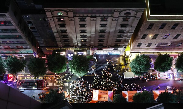 22일 오후 7시34분 경기 부천 중동의 한 호텔에서 화재가 발생해 소방대원들이 수색작업을 위해 현장으로 향하는 모습.&nbsp;ⓒ뉴스1&nbsp;