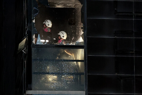 22일 오후 7시34분 경기 부천 중동의 한 호텔에서 화재가 발생해 소방대원들이 실종자 수색작업을 진행하는 모습.&nbsp;ⓒ뉴스1&nbsp;