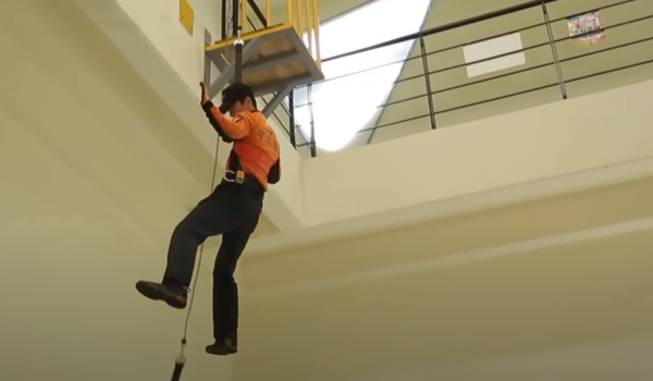 완강기를 사용하고 있는 소방대원의 모습. ⓒ한국소방안전원 유튜브 영상 갈무리