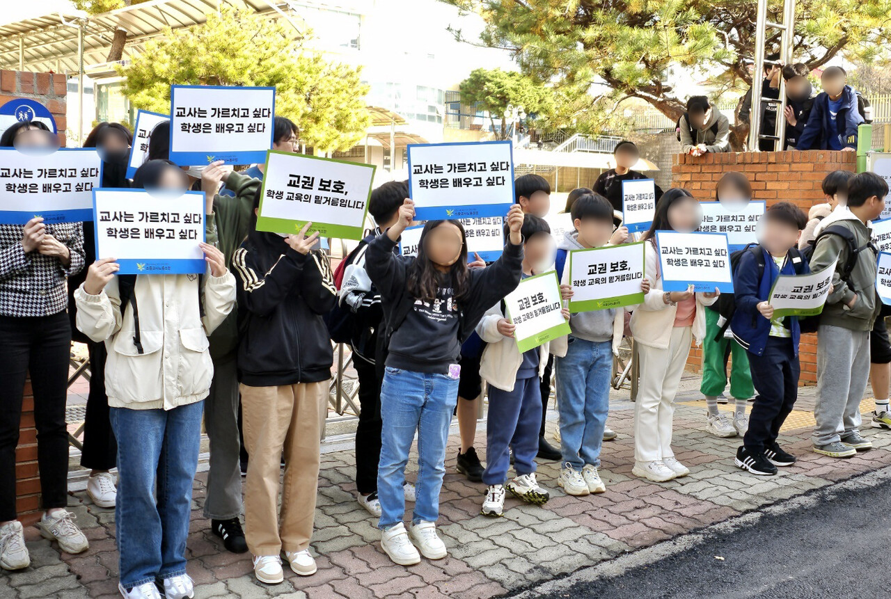 작년 24일 광주 북구 한 초등학교 앞에서 열린 A교사 교권회복 촉구 집회 ⓒ뉴스1