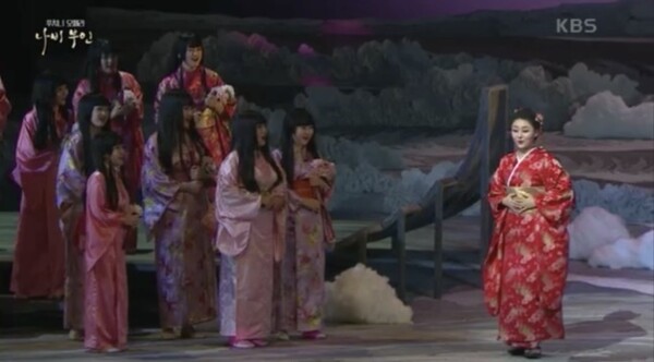 광복절에 일본 국가 ‘기미가요’를 부르는 장면이 들어간 오페라 ‘나비부인’을 방송한 KBS.&nbsp;ⓒKBS 중계석