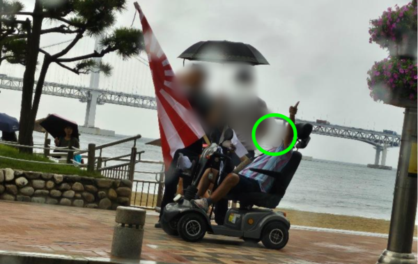 바람 솔솔~부는 아침에 갑자기 전동휠체어 탄 70대 남성이 욱일기를 들고 돌아다녔고, 이유 들어 보니 뭔 헛소린가 싶다