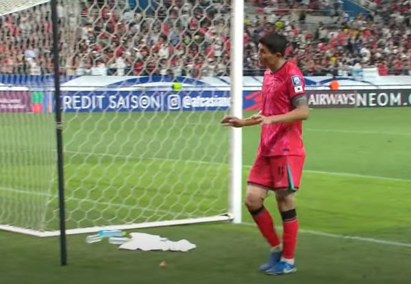 경기가 끝난 후 팬들에게 다가가는 김민재. ⓒ유튜브 '엠빅뉴스'