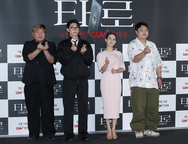 최병길 감독(왼쪽부터)과 배우 김진영, 조여정, 고규필이 12일 서울 용산CGV에서 열린 영화 '타로'(연출 최병길/극본 경민선) 기자간담회에서 포즈를 취하고 있다 2024.6.12/뉴스1