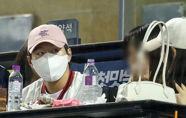 박상효와 야구를 직관 중인 이강인. ⓒ뉴스1