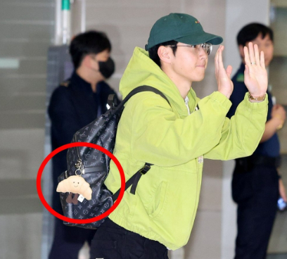 크루아상 키링을 달고 입국 중인 이강인. ⓒ뉴스1