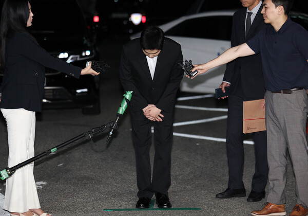 '전동 스쿠터 음주운전' 혐의를 받는 그룹 방탄소년단(BTS) 멤버 슈가가 8월 23일 서울 용산경찰서에 출석하는 모습.&nbsp;ⓒ뉴스1&nbsp;