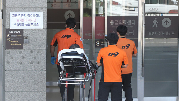 4일 서울 양천구 목동 이대목동병원 권역응급의료센터로 119 구급대원들이 환자를 이송하고 있다.&nbsp;ⓒ뉴스1