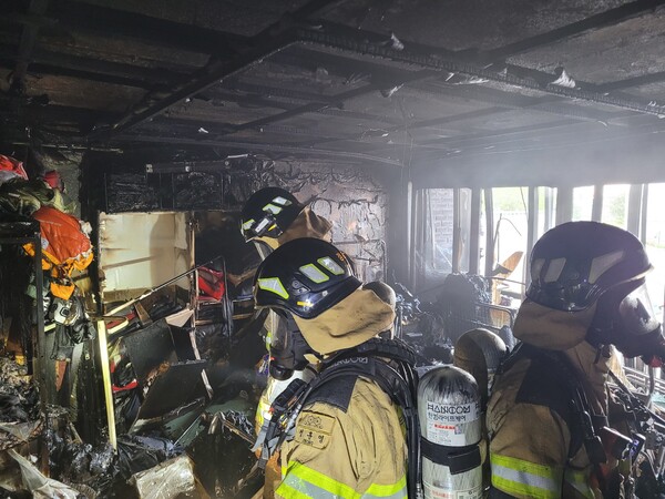 지난 4일 오전 발생한 경기 수원시 권선구 3층짜리 상가 건물 3층 화재 현장.&nbsp;ⓒ경기도소방재난본부 제공