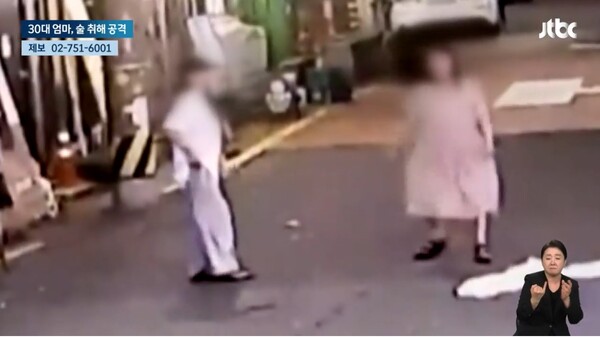 딸이 말리는데도 난동을 이어간 30대 여성 A씨.&nbsp;ⓒJTBC 뉴스&nbsp;
