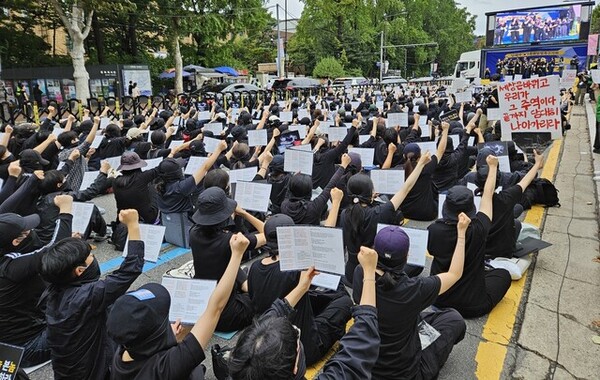 21일 오후 서울 지하철 4호선 혜화역 앞 대학로에서 열린 ‘딥페이크 성착취 엄벌 촉구 시위: 만든 놈, 판 놈, 본 놈 모조리 처벌하라’ 집회에서 참석자들이 구호를 외치고 있다. ⓒ한겨레 김채운 기자