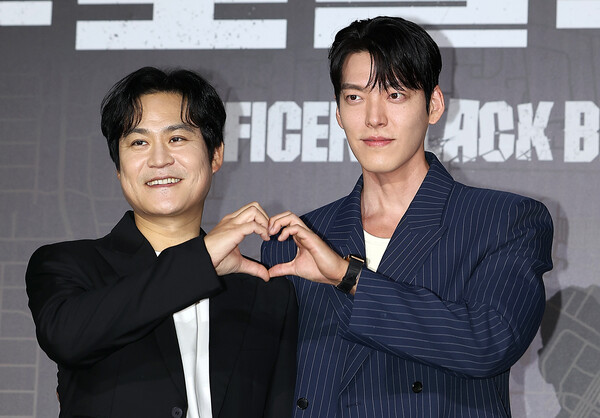 배우 김성균과 김우빈(오른쪽)이 10일 오전 서울 광진구 롯데시네마 건대입구에서 열린 넷플릭스 영화 ‘무도실무관’ 제작보고회에 참석해 포즈를 취하고 있다. 오는 13일 공개되는 영화 '무도실무관'은 태권도, 검도, 유도 도합 9단 무도 유단자 이정도(김우빈 분)가 보호관찰관 김선민(김성균 분)의 제안으로 범죄를 예방하기 위해 전자발찌 대상자들을 24시간 밀착 감시하는 무도실무관으로 함께 일하게 되면서 벌어지는 이야기를 그린 액션 영화다. 2024.9.10. ⓒ뉴스1