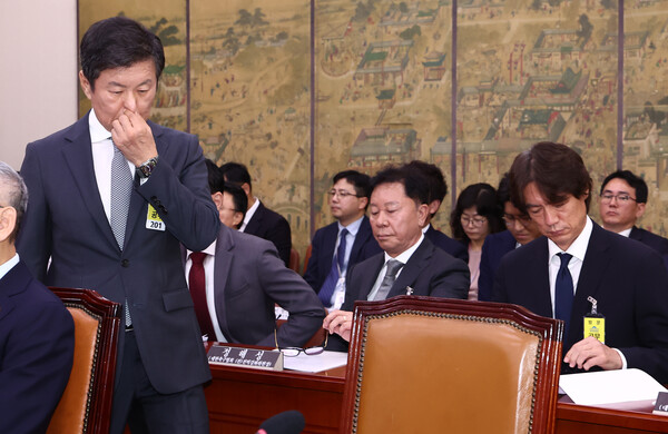 정몽규 대한축구협회장이 24일 오전 서울 여의도 국회 문화체육관광위원회에서 열린 대한축구협회 등에 대한 현안질의에 출석, 선서를 마치고 자리로 향하고 있다. 오른쪽은 홍명보 남자 축구대표팀 감독. 2024.9.24ⓒ뉴스1