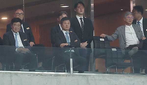 5일 오후 서울 마포구 서울월드컵경기장에서 열린 2026 국제축구연맹(FIFA) 북중미 월드컵 아시아 3차 예선 B조 1차전 대한민국과 팔레스타인의 경기, 정몽규 대한축구협회장이 굳은 표정으로 경기를 지켜보고 있다. 2024.9.5ⓒ뉴스1