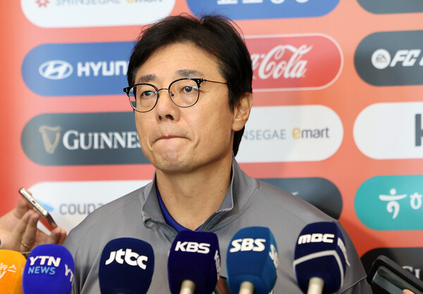 황선홍 U-23 대한민국 축구 국가대표팀 감독이 27일 오후 인천국제공항을 통해 귀국해 인터뷰를 하고 있다. 지난 1988년 서울 올림픽 이후 10회 연속 본선 무대를 노렸던 U-23 대한민국 축구 국가대표팀은 카타르 도하에서 열린 2024 아시아축구연맹(AFC) U23 아시안컵 인도네시와의 8강전에서 패해 파리행 티켓을 잡지 못하고 고개를 숙였다. 2024.4.27ⓒ뉴스1