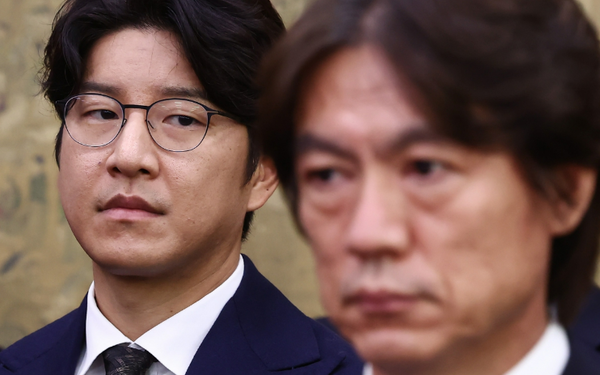 홍명보 감독을 바라보는 박주호 전 의원. ⓒ뉴스1