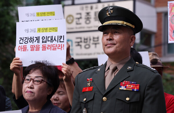 채 해병 순직사건 수사 이첩 관련 항명 및 상관명예훼손 혐의로 기소된 박정훈 전 해병대 수사단장(대령)이 25일 오전 서울 용산구 중앙지역군사법원에서 열린 8차 공판에 출석하기 전 기자회견에 참석해 생각에 잠겨 있다.&nbsp;ⓒ뉴스1&nbsp;