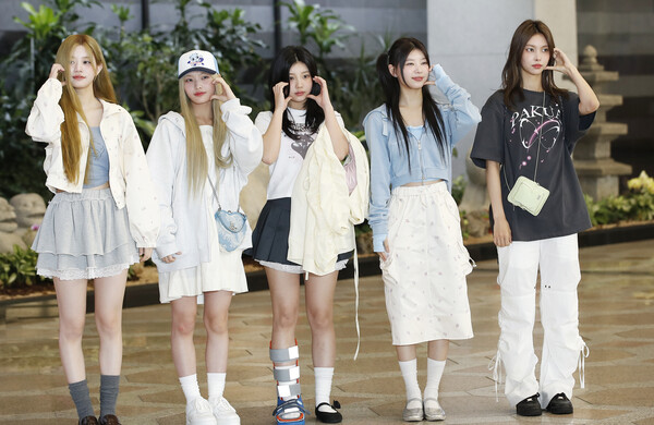 전체적인 컨셉, 안무, 의상 등에 있어서 '뉴진스를 표절했다'는 지적을 받은 걸그룹 '아일릿'은 방시혁 의장이 직접 프로듀싱을 맡았다. 수 차례 문제 제기 이후 하이브 사태가 시작됐다는 게 민 전 대표의 주장이다.&nbsp;ⓒ뉴스1&nbsp;