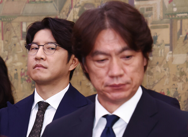 박주호 전 대한축구협회 전력강화위원이 24일 오전 서울 여의도 국회 문화체육관광위원회에서 열린 대한축구협회 등에 대한 현안질의에 출석, 홍명보 남자 축구대표팀 감독을 바라보고 있다. 2024.9.24ⓒ뉴스1