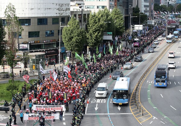 28일 오후 서울 중구 태평로에서 열린 전국민중행동 주최 '윤석열 정권 퇴진 전국동시다발 시국대회' 참가자들이 용산 대통령실 방향으로 행진하고 있다. 2024.9.28ⓒ뉴스1