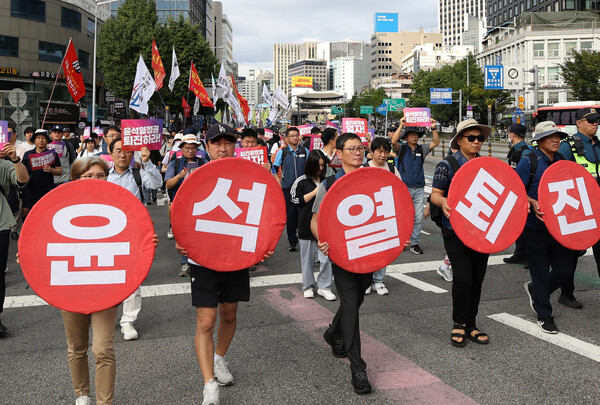 28일 오후 서울 중구 태평로에서 열린 전국민중행동 주최 '윤석열 정권 퇴진 전국동시다발 시국대회' 참가자들이 용산 대통령실 방향으로 행진하고 있다. 2024.9.28ⓒ뉴스1